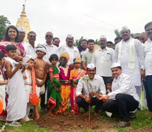 टाकळीभान येथे प्राईड अकॅडमीची आषाढी वृक्षदिंडी काढताना विद्यार्थी आणि वारकरी